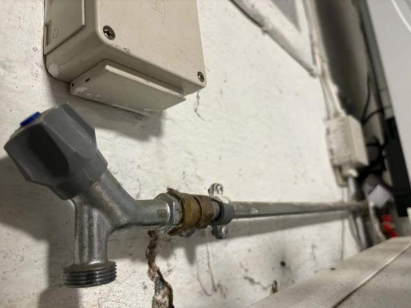 Tilslutning af vaskemaskine og tørretumbler