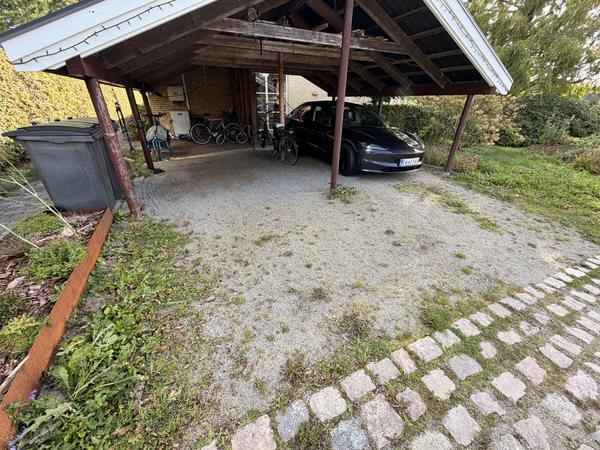 Flisebelægning ved hus og carport