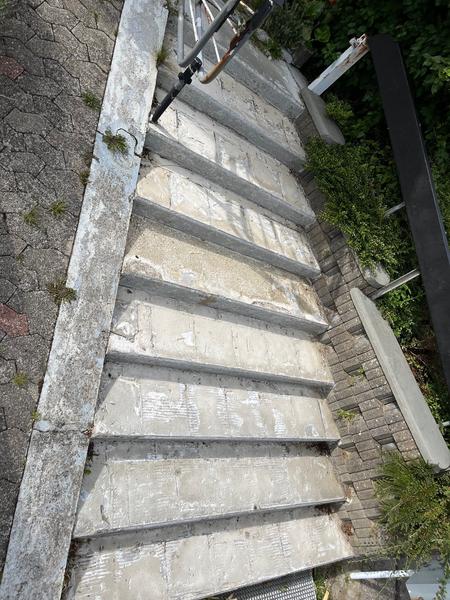 Renovering af betontrappe med slibning og filt