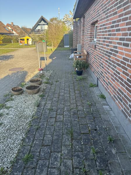 Lægning af fliser omkring hus