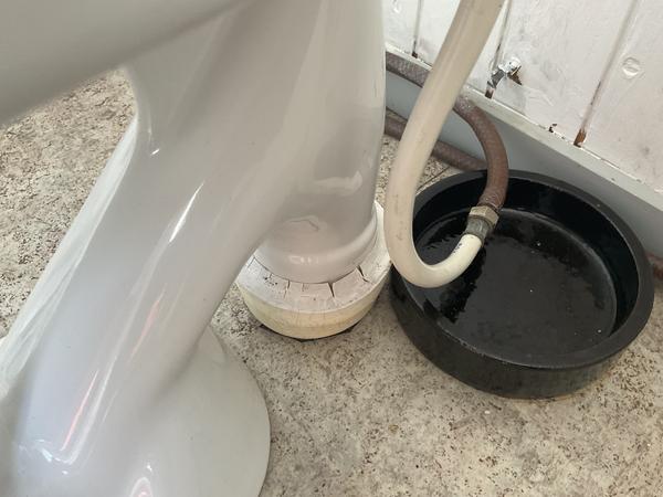 Montering af nyt toilet på badeværelse