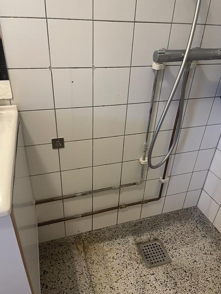 Udskiftning af toilet og fræsning af rør