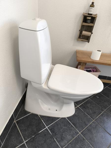 Udskiftning af toilet til væghængt