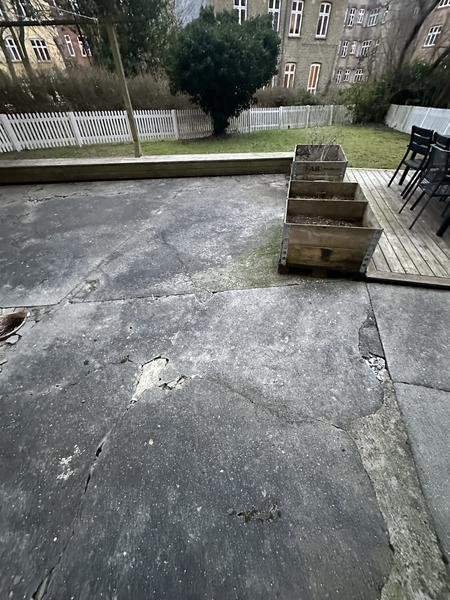 Opbrydning af beton & lægning af fliser i baggård