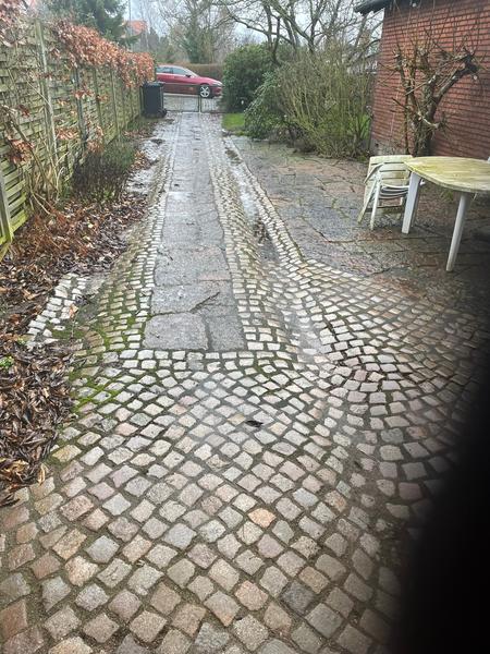 Omlægning og opretning af indkørsel og gård