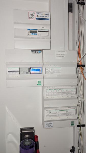 Eltavle, poolforsyning og backup til solcelleanlæg