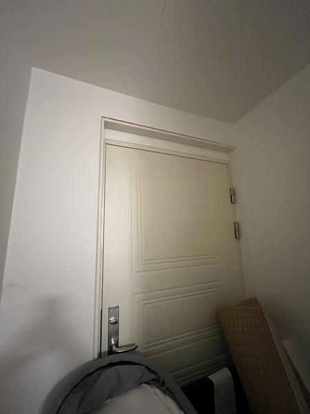 Nedrivning af trævæg, flytning og lukning af dør