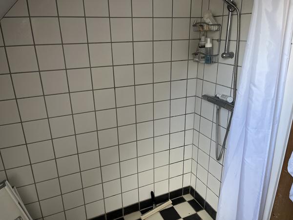 Udbedring af sætningsrevner og fugtskader på yderv