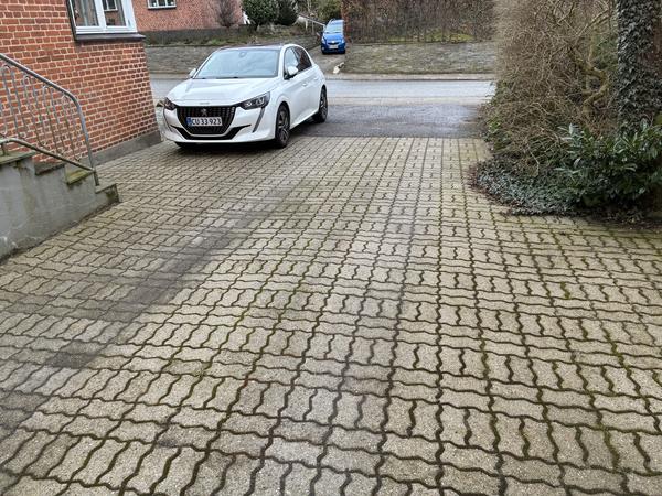 Belægning af fliser til indkørsel m.m