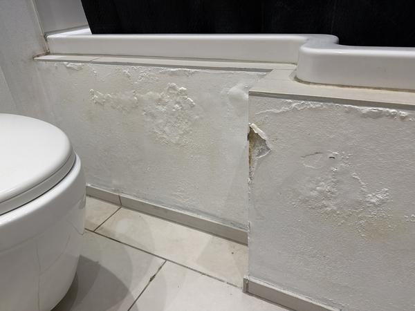 Udbedring af fugtskade på badeværelse