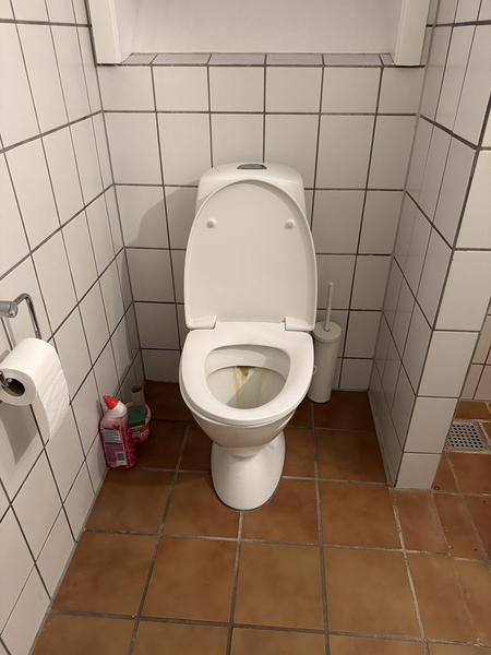Microcement på badeværelsesgulv og murerarbejde