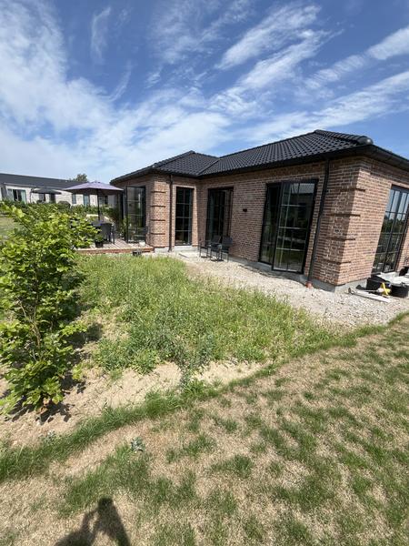 Lægning af fliser til terrasse, højbed & sti