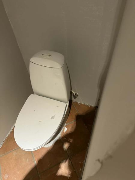 Etablering af væghængt toilet