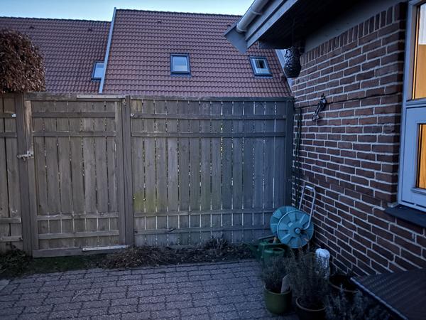 Opsætning af komposithegn med dør