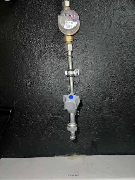 Installation af vandvarmer og blandingsbatteri