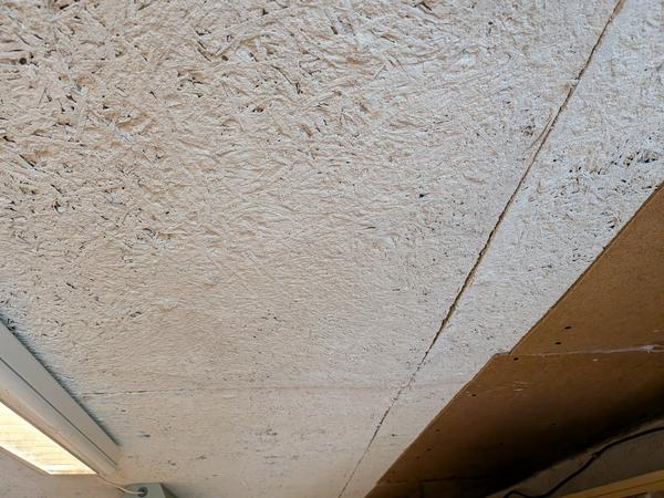 Nedtagning og bortskaffelse af loft med asbest