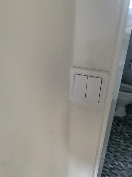 Installation af dåser bag stikkontakter