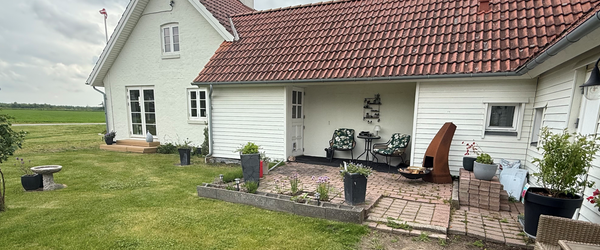 Opførelse af træterrasse og nye døråbninger