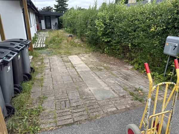 Flisebelægning af indkørsel og havegang