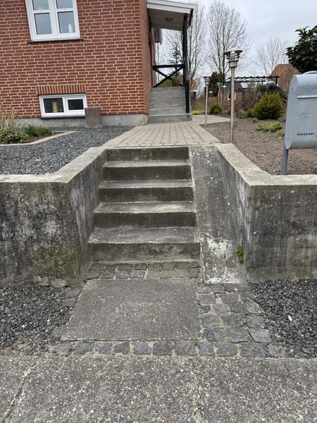 Oppudsning af støttemur med trappe