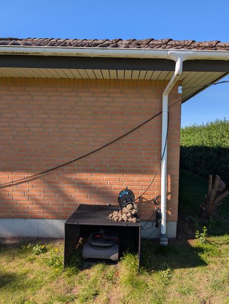 Montering af indbygningsspots og udendørs stikkont