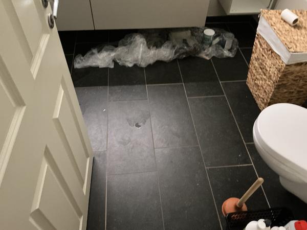 Nyt gulv og brusekabine med microcement