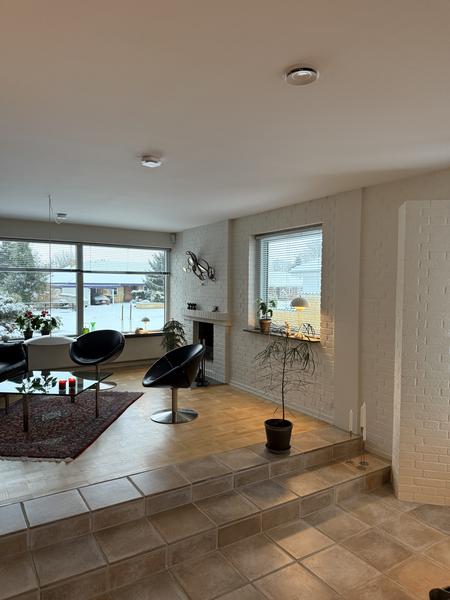 Fjernelse af maling fra murstensvæg