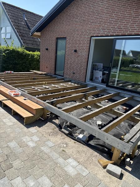 Færdiggørelse af træterrasse