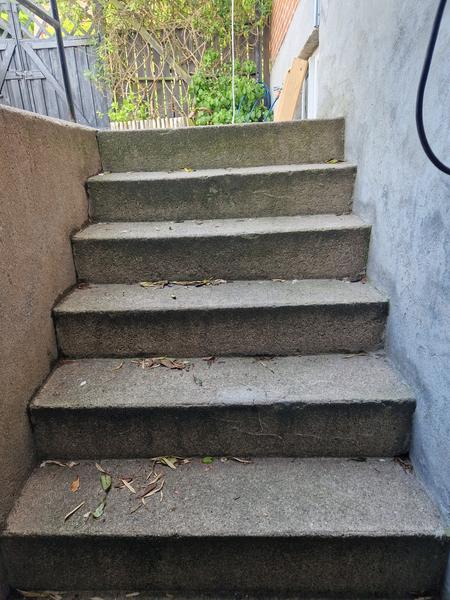 Nedbrydning og støbning af ny betontrappe i kælder