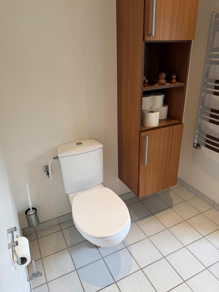 Montering af væghængt toilet med indbygget cistern
