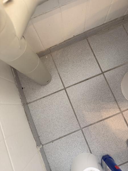 Nyt afløb og microcement i badeværelse