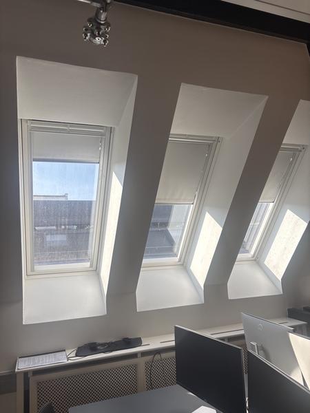 Udskiftning af Velux skråvinduer på kontor.