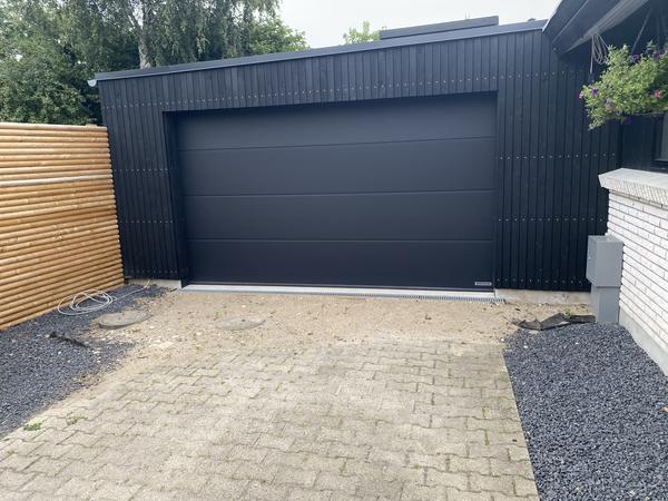 Lægning af fliser ved garage og skur