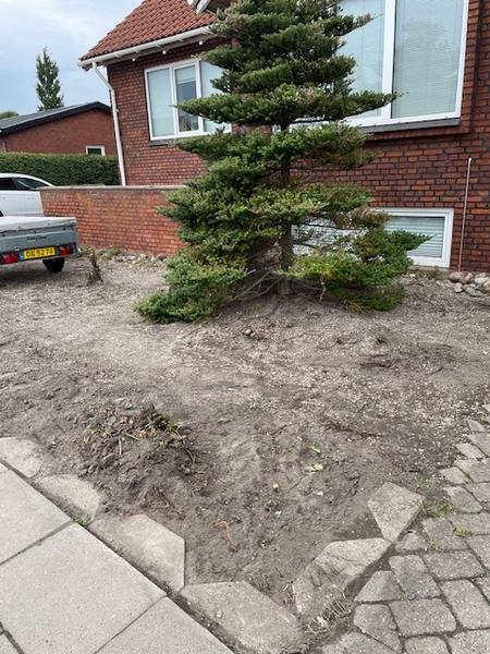 Belægning af gårdsplads med sten og bed