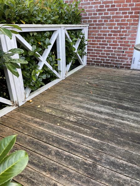 Ny terrasse med trappe og gelænder