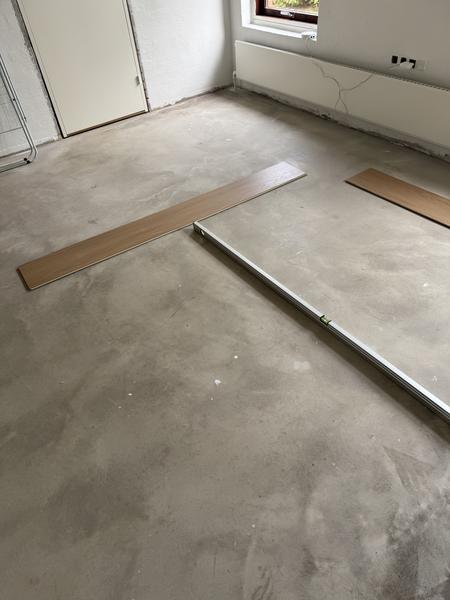 Udjævning af betongulv før trægulv