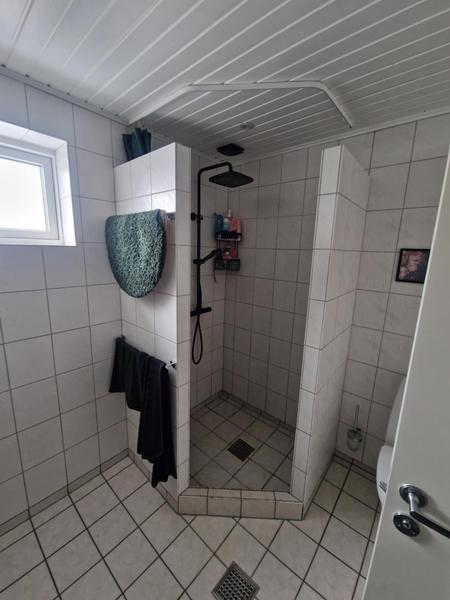 Renovering af fliser på badeværelse