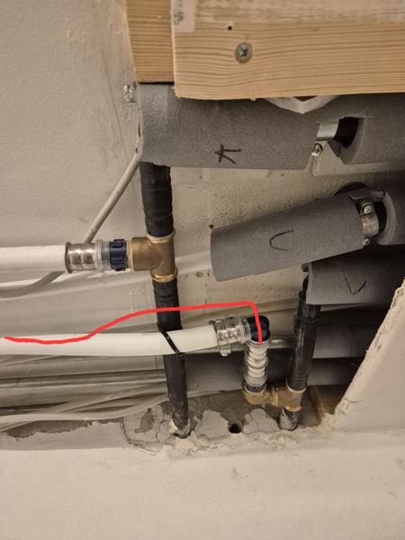 Omlægning af vand rør i loft