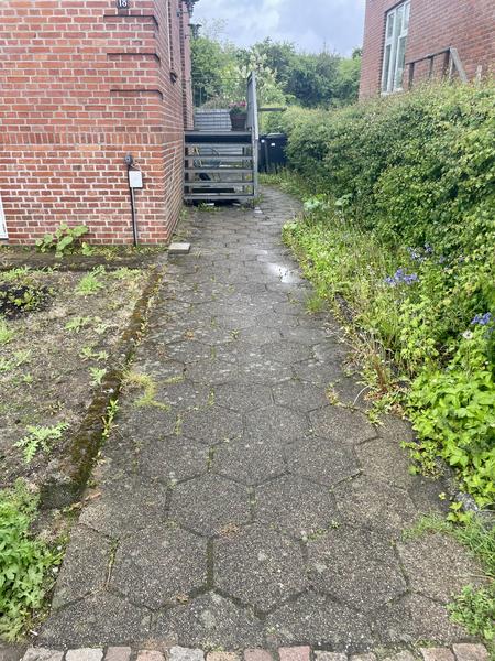 Fliselægning i indkørsel og havegang