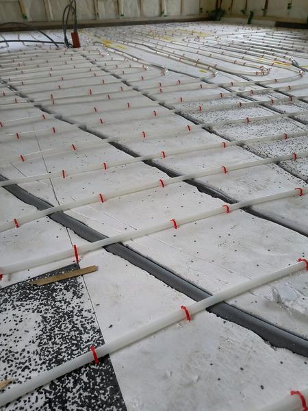 Støbning af betongulv over gulvvarme