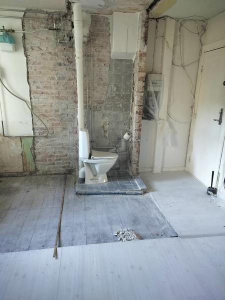 Opbygning af toilet til badeværelse