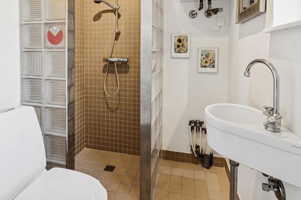 Nedtagning af glasmurstensvæg & microcement