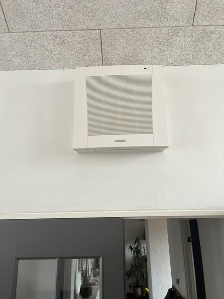 Installation af luft-til-luft varmepumpe i stue