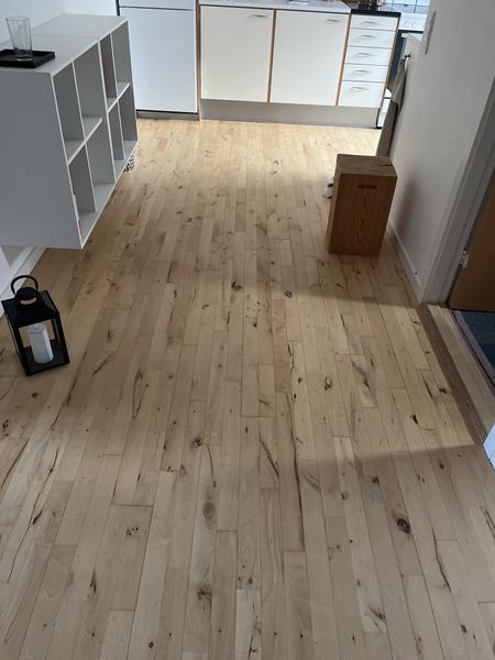 Slibning og lak af køkkengulv