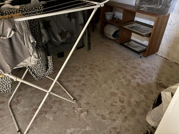 Nivellering af betongulv og fliser i kælder