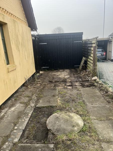 Flisebelægning af terrasse og indkørsel