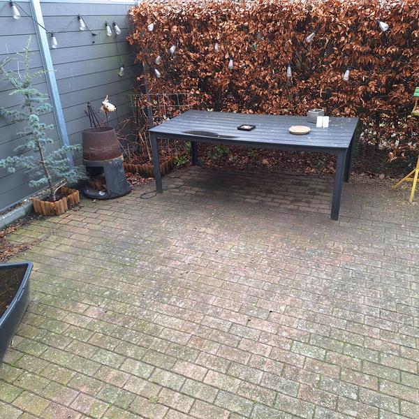 Anlægning af nye fliser på terrasse