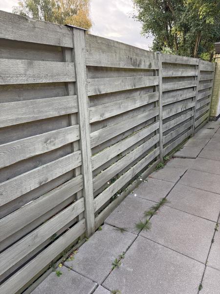 Nedgravning af kantsten og opretning af hegnsstolp