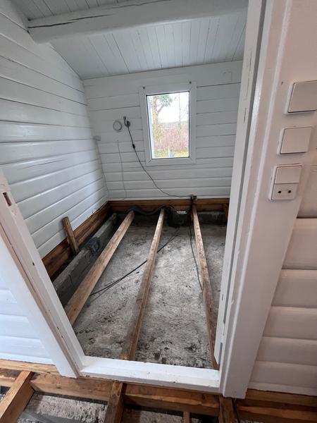 Lægning af gulv, udskiftning af døre og vindskeder