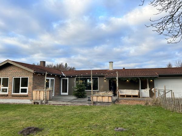 Træbeklædning, orangeri og sedumtag